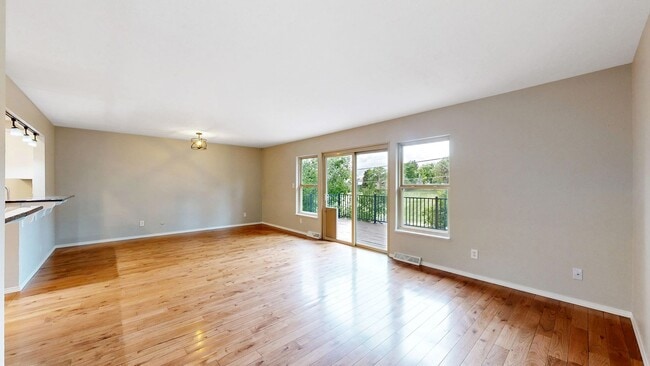 Building Photo - Amazing 4 Bed/3 Bath SFH Backing to Walnut...