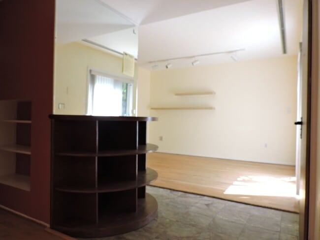 Building Photo - Spacious 2BR 2BA with Fireplace, Roof deck...