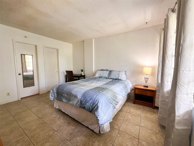 Building Photo - 1333 E Hallandale Beach Blvd