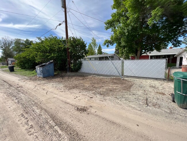 Building Photo - 429 E Pine St