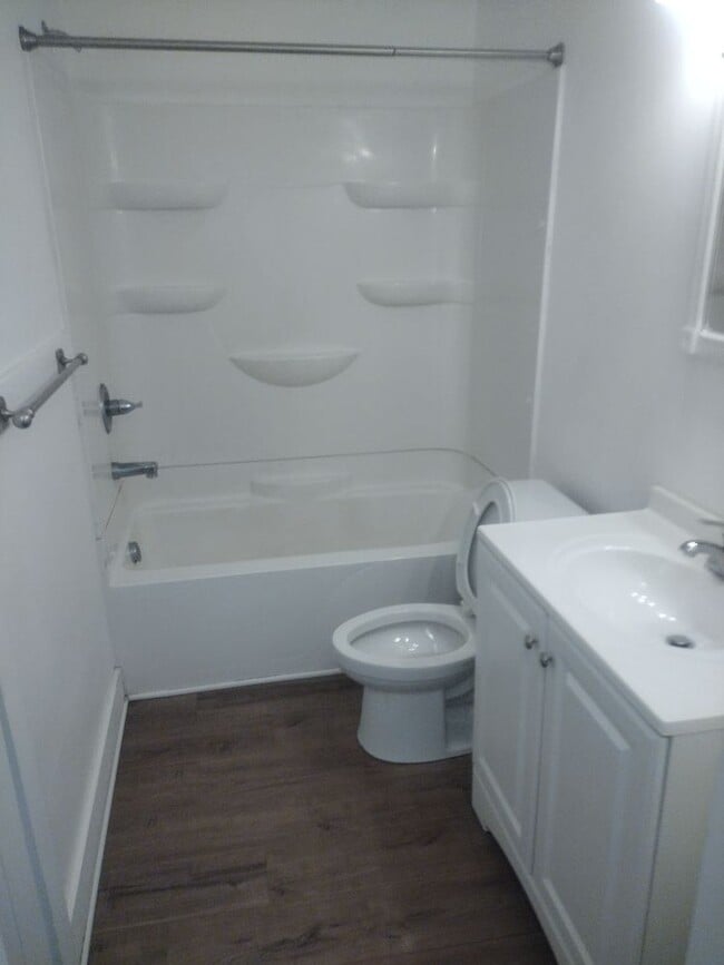 Building Photo - 700 E 11th Ave