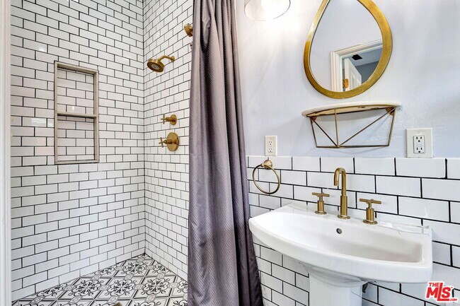 Building Photo - 744 N Sierra Bonita Ave