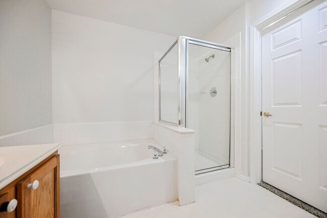 Building Photo - Gated Community townhome, with private garage