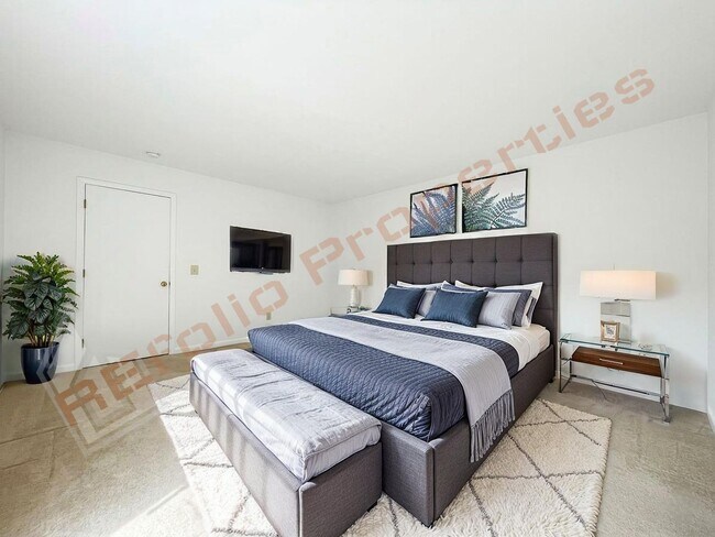 Building Photo - Beautiful 2 bedroom 2.5 bath Condo w/ 2 Reserved Parking Space @ Finley Forest, Chapel Hill, Avai...