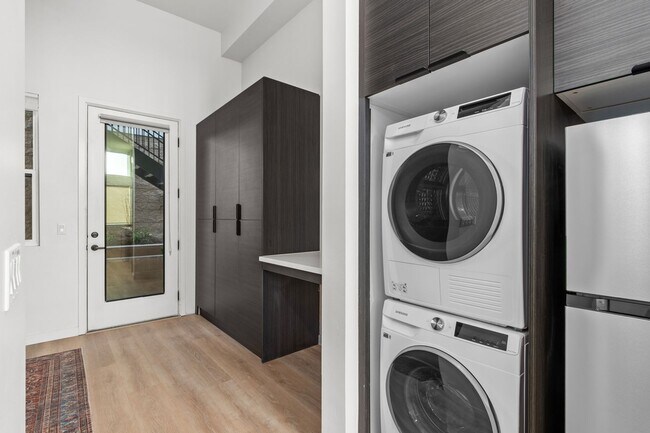 Building Photo - Modern 1x1 - Premier National City Location. Immediate Move-In!