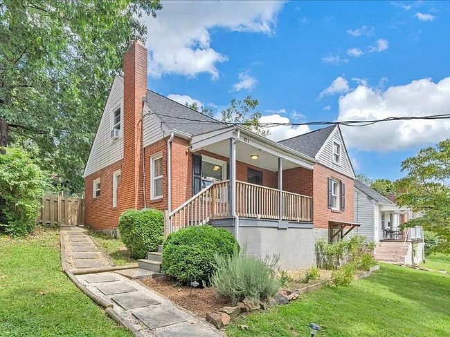 Building Photo - 823 Windsor Ave SW