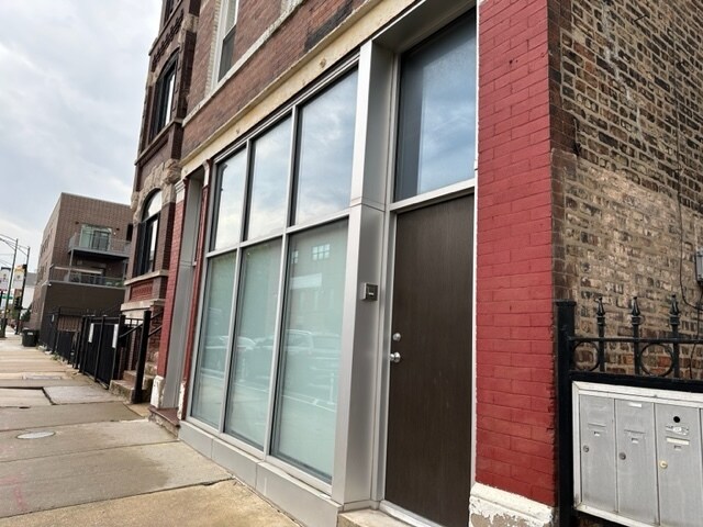 Building Photo - 1423 W Augusta Blvd