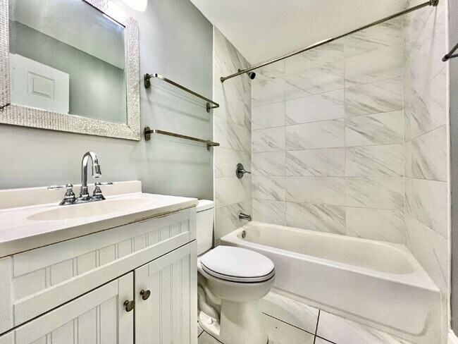 Building Photo - Welcome home to this charming house located near the heart of Charlotte, NC.