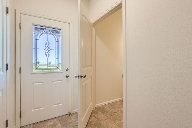 Building Photo - 3 bedroom townhome on north side, attached...