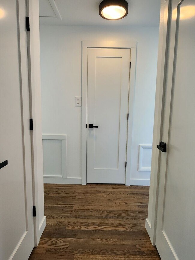 Building Photo - Completely renovated Ranch Style home in E...