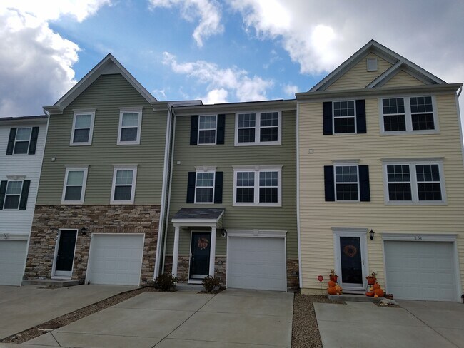 Primary Photo - 3 bed/2.5 bath Townhouse in Westover - Ava...
