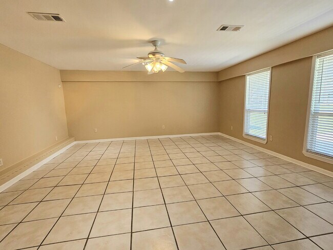 Building Photo - 4BR/2BA Single Family Home in Quiet Neighborhood