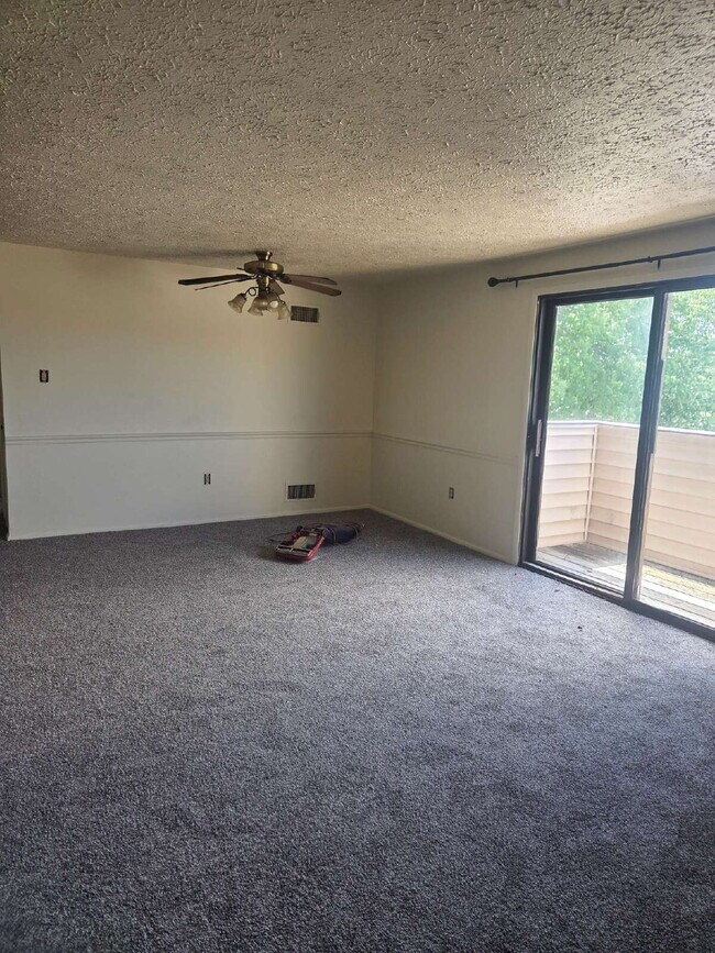 Building Photo - "3rd floor 2 BR Condo in Frederick - Your Cozy Retreat Awaits!"