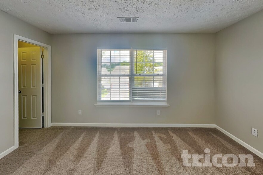 Building Photo - 261 Silver Ridge Dr