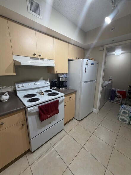 Building Photo - 2451 Centergate Dr