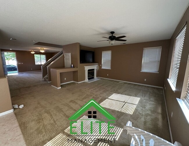 Building Photo - Spacious 6-Bedroom Home with Two Master Su...