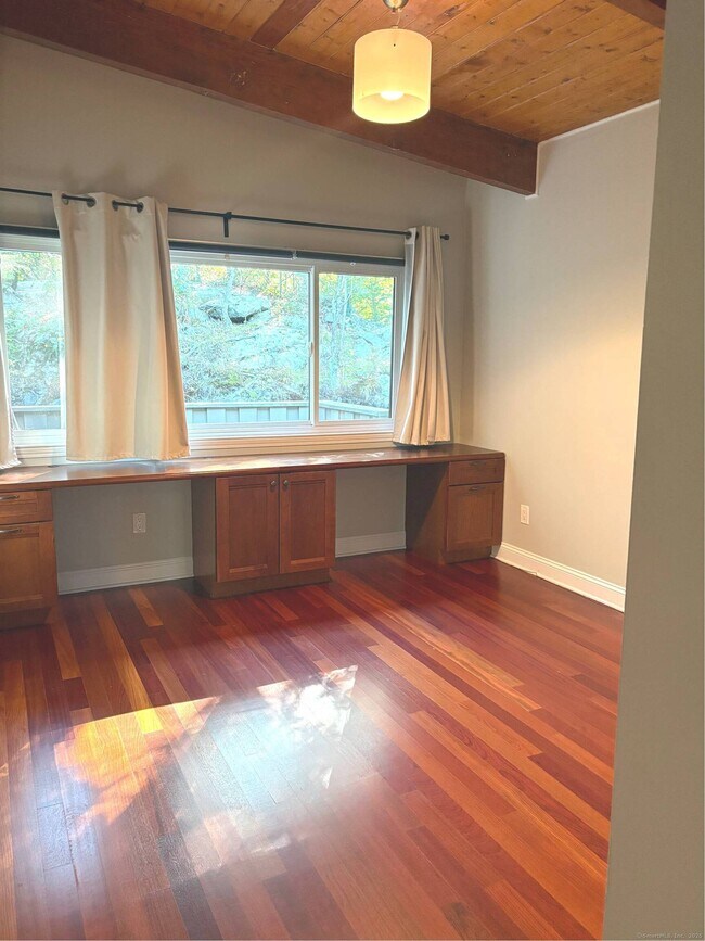 Building Photo - 90 Ledgebrook Dr