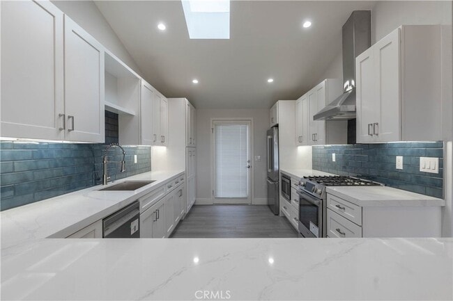 Building Photo - 633 Vista Bonita