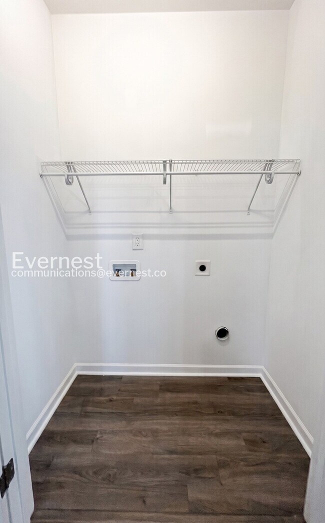 Building Photo - 3 Bed/2 Bath Home with Off-Street Parking / Pet-Friendly / Available Now!