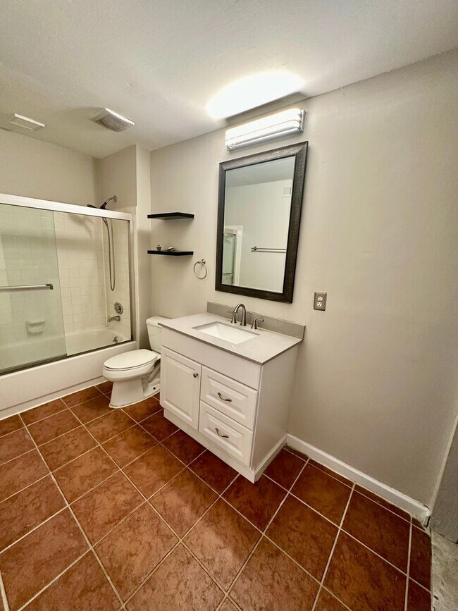 Building Photo - Spacious 2 Bedroom, 2 Bathroom Condominium with City Views
