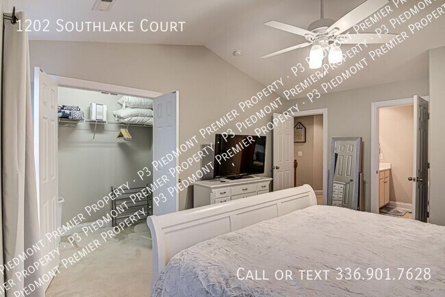 Building Photo - 1202 Southlake Ct