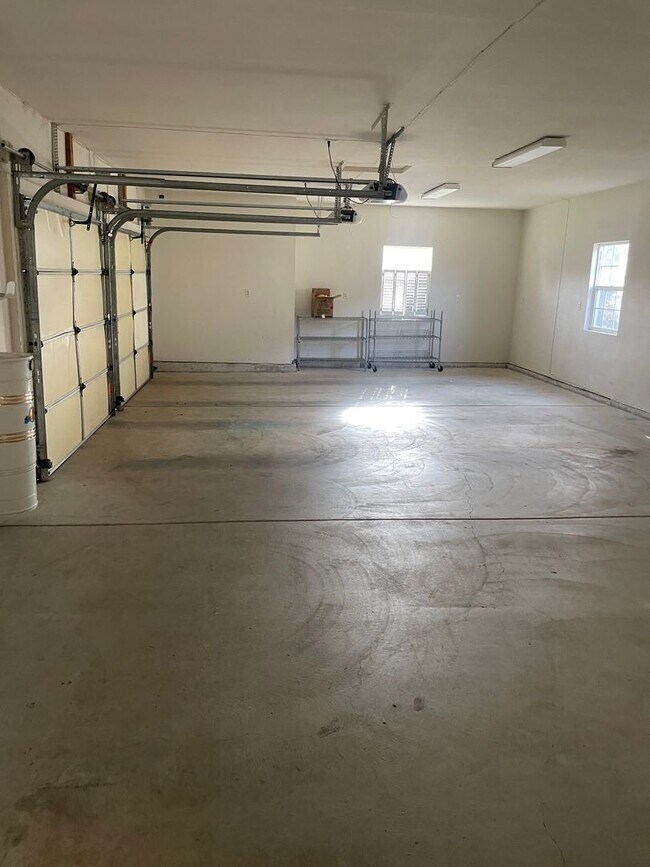 Building Photo - Luxury Living in The Knolls