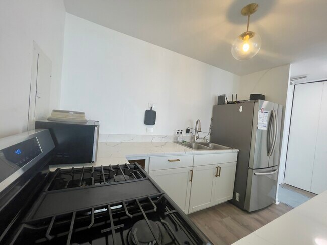 Building Photo - 1451 E 55th St