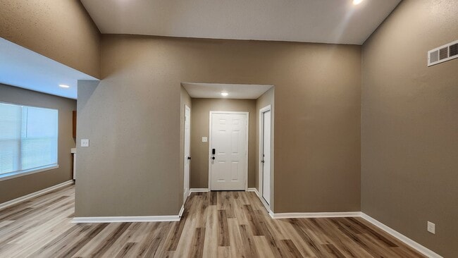 Building Photo - 10735 Parkland Woods Dr