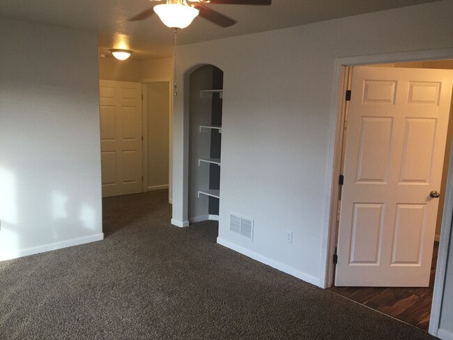 Building Photo - Parkview Townhomes
