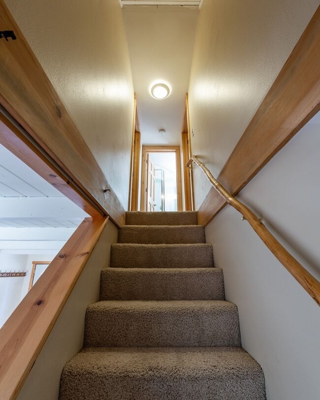 Building Photo - Charming pet friendly craftsman style home...