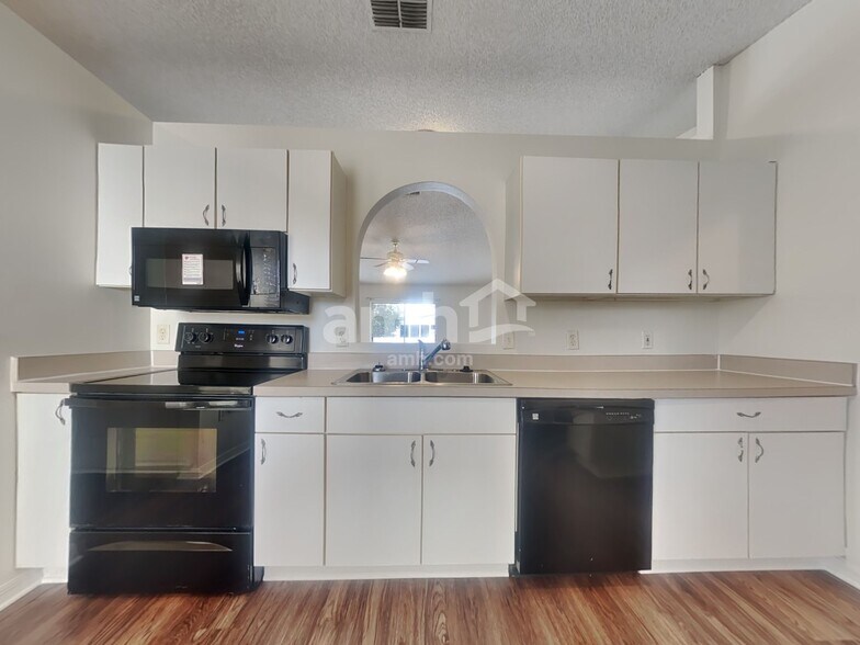 Building Photo - 3460 Wentworth Cir E