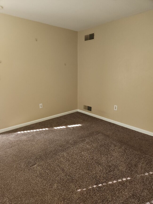 Building Photo - 819 Donnelly St