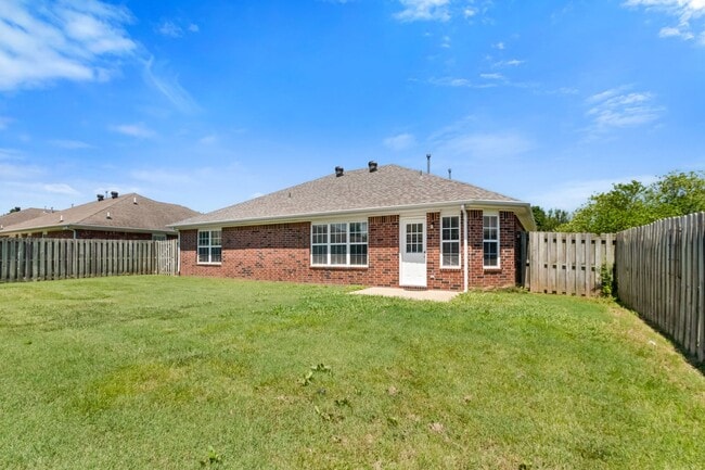 Building Photo - Great Location 3 Bedroom in Bentonville!