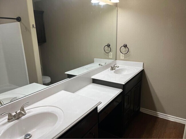 Building Photo - 175 Oakview Ct