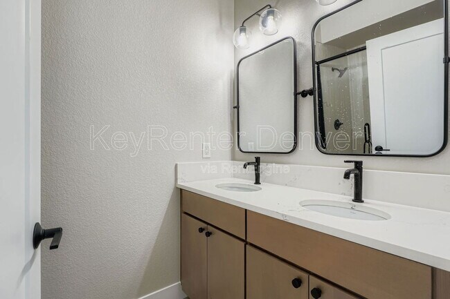 Building Photo - 2208 S Albion St