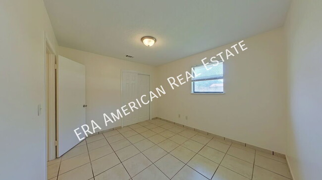 Building Photo - 126 Twin Trees Dr