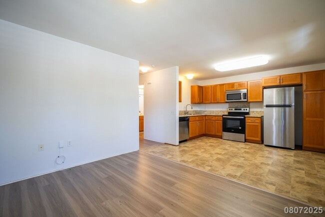 Building Photo - $2200 / 1br - 500ft2 - 1br/1ba/2pkg Townho...