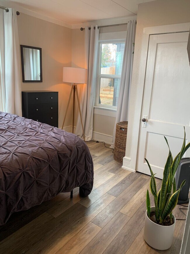 Building Photo - One Bedroom Apartment Home! Pet Friendly