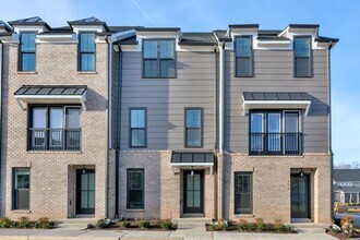 Building Photo - Light-Filled End-Unit Old Trail Townhome