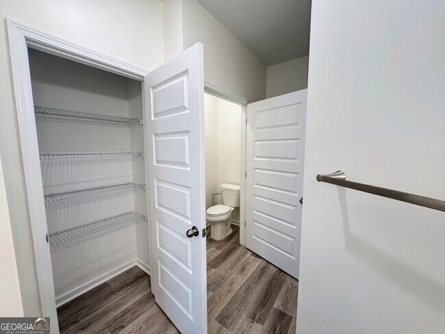 Building Photo - 214 N Dogwood St