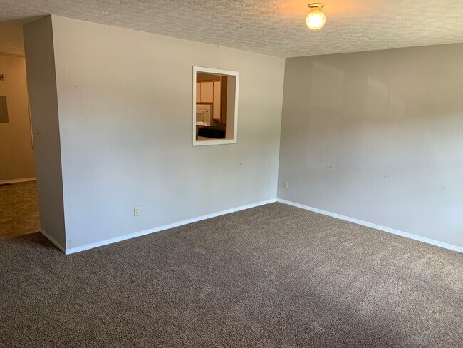 Building Photo - 3 bedroom, Spacious Townhouse: The Willows!
