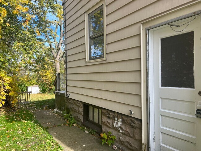 Building Photo - SINGLE FAMIKY FOR RENT IN MAPLEWOOD LOCATION !