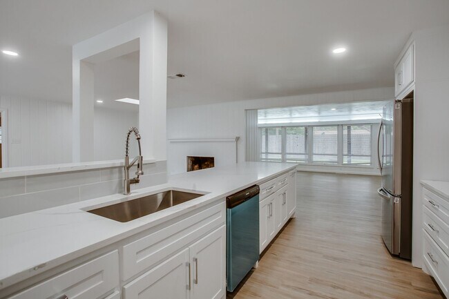 Building Photo - Pre Leasing for Fall 2026! 4/3 in Medical District