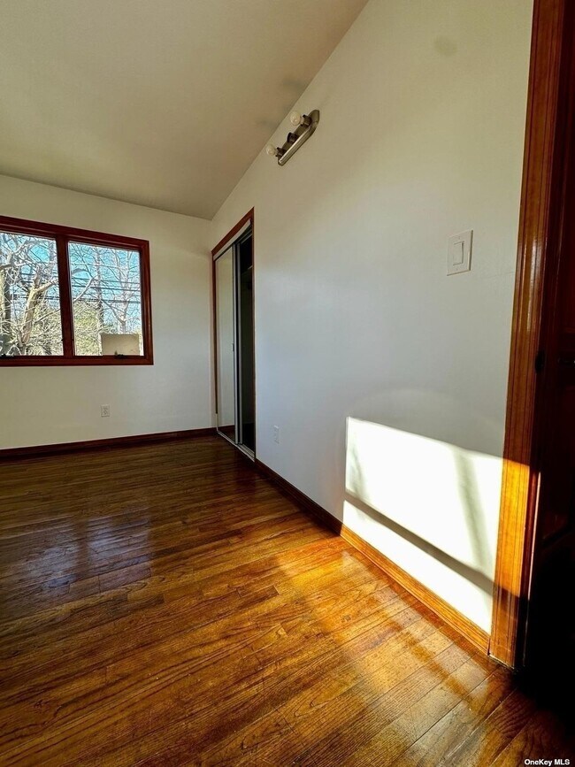 Building Photo - 283 Commack Rd