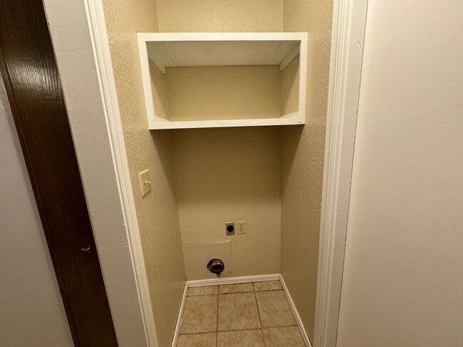 Building Photo - Gorgeous 3 Bedroom 2 bathroom duplex In Br...