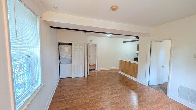 Building Photo - Creekside 1BR with Central Air and W/D