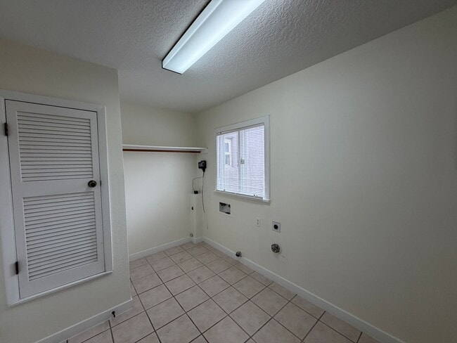 Building Photo - 3 Bedroom Single Story Home Available Near Constitution Ave NE & San Pedro Dr NE!