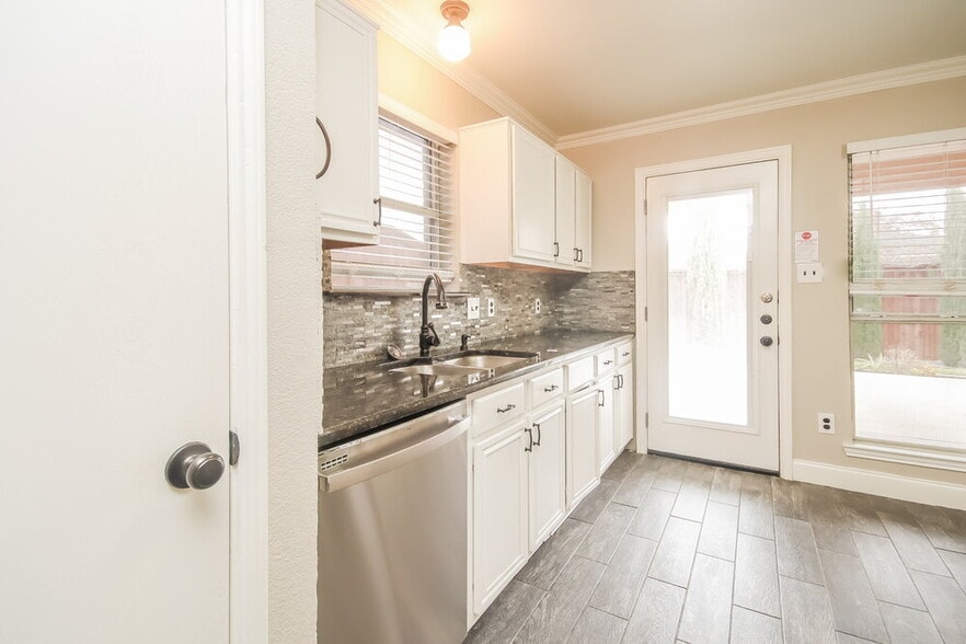 Building Photo - 10824 Deauville Cir N