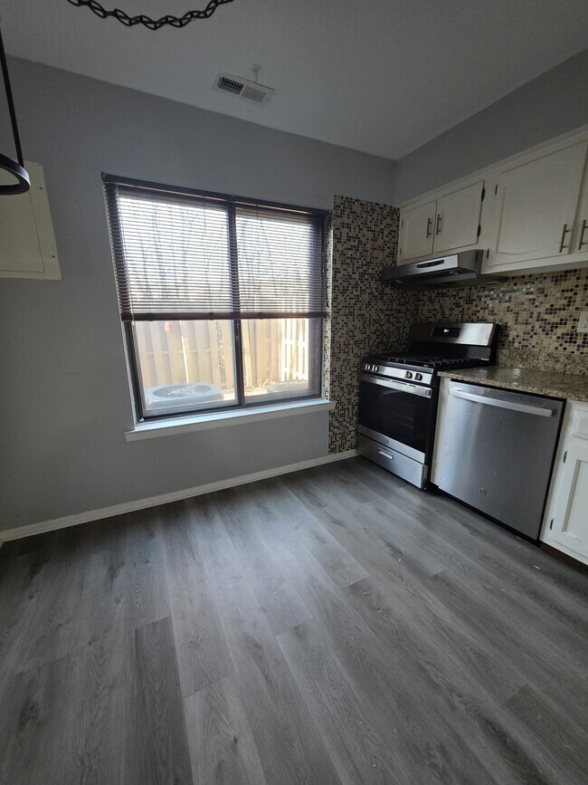 Building Photo - 122 Chelsea Cir