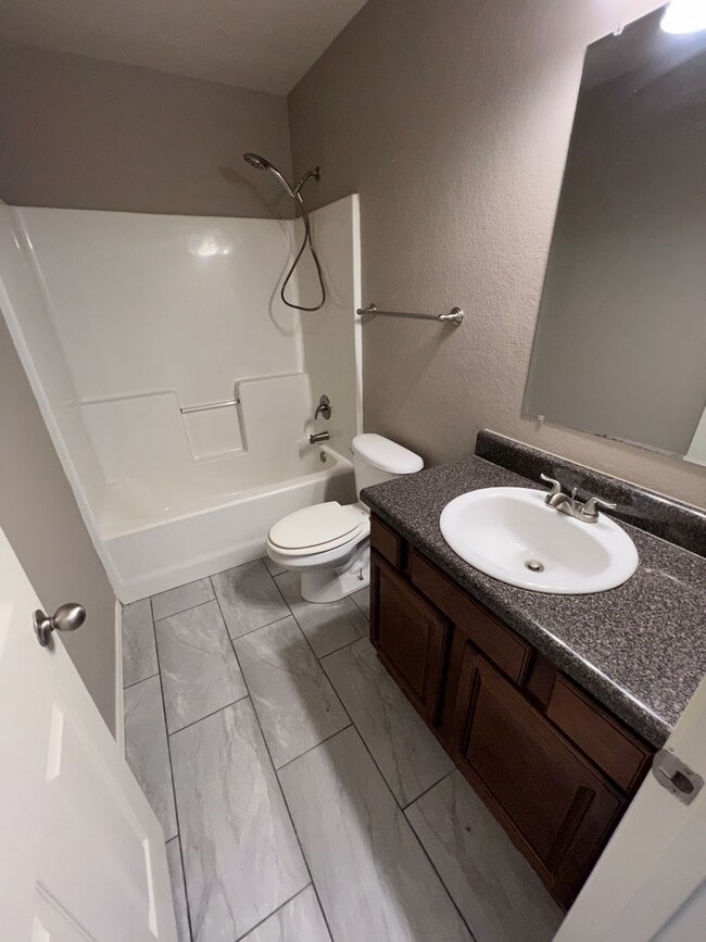 Building Photo - Very nice 4 bed 2 bath home